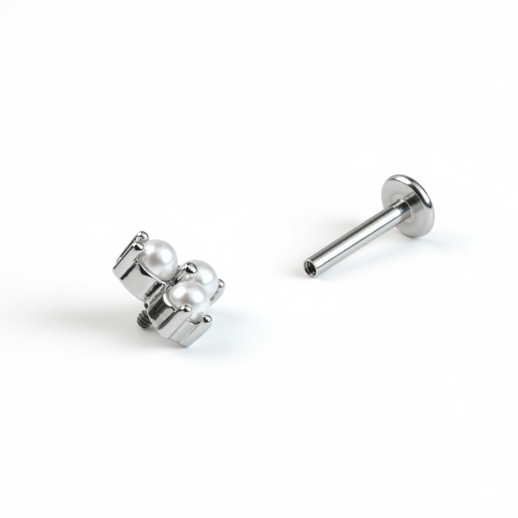 Elegante labret con trio di perle sintetiche