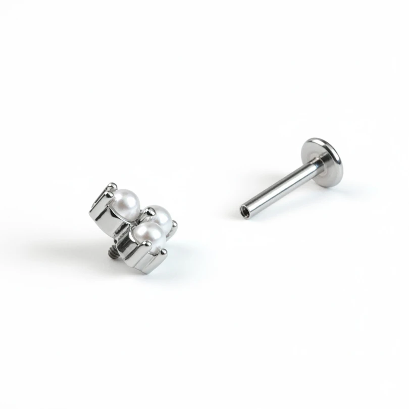 Elegante labret con trio di perle sintetiche