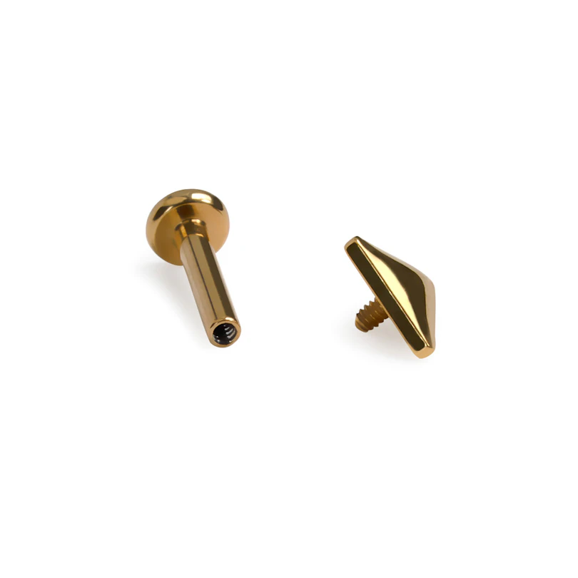 Labret in titanio con top a triangolo e filettatura interna