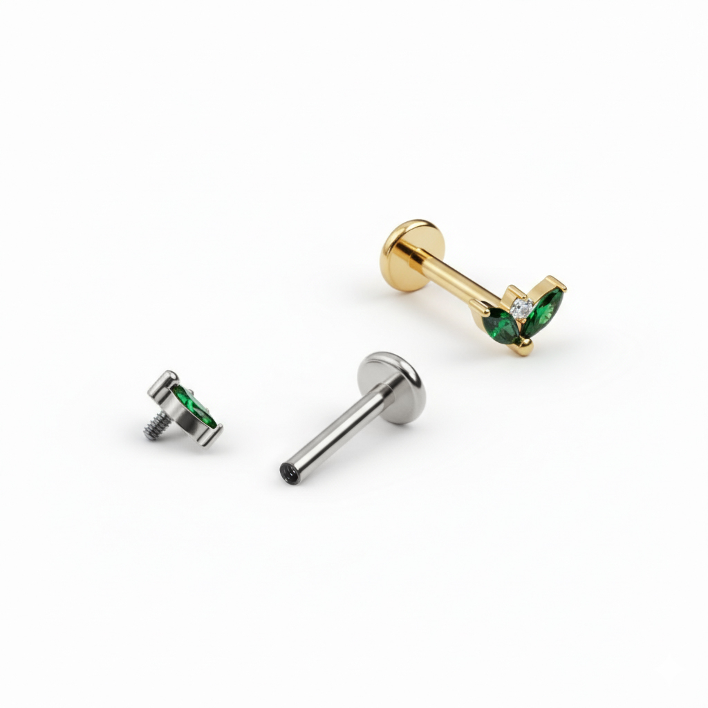 Labret in titanio con coppia di pietre color smeraldo