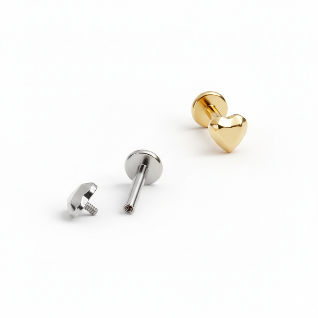 Labret in titanio con cuore sfaccettato