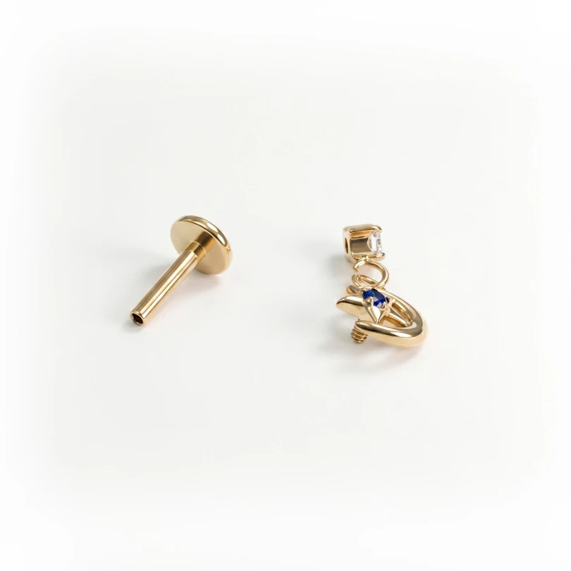 Labret in titanio con luna, stella e charm