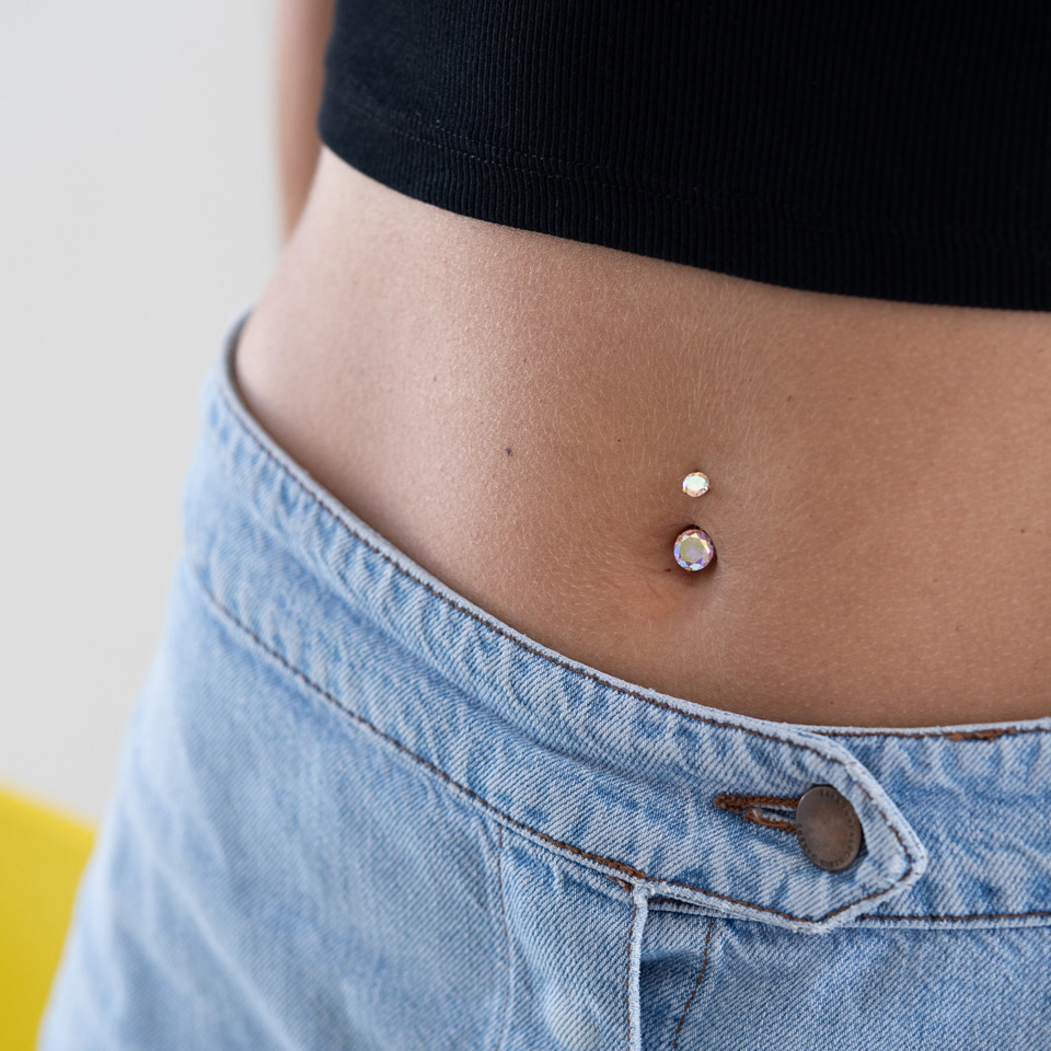 Piercing all'ombelico con filettatura interna e pietre multicolore