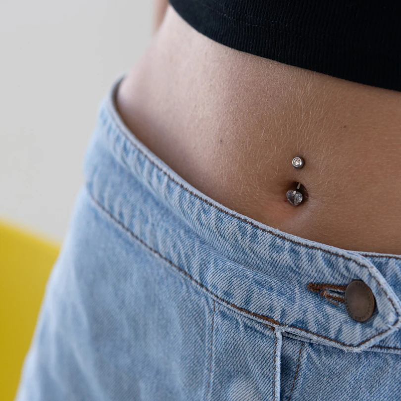 Piercing all'ombelico con pietra a cuore