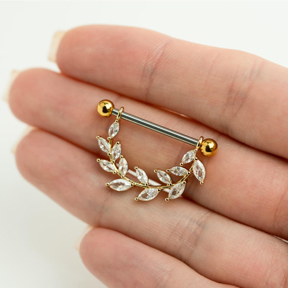 Piercing al capezzolo con foglie ricoperte di pietre