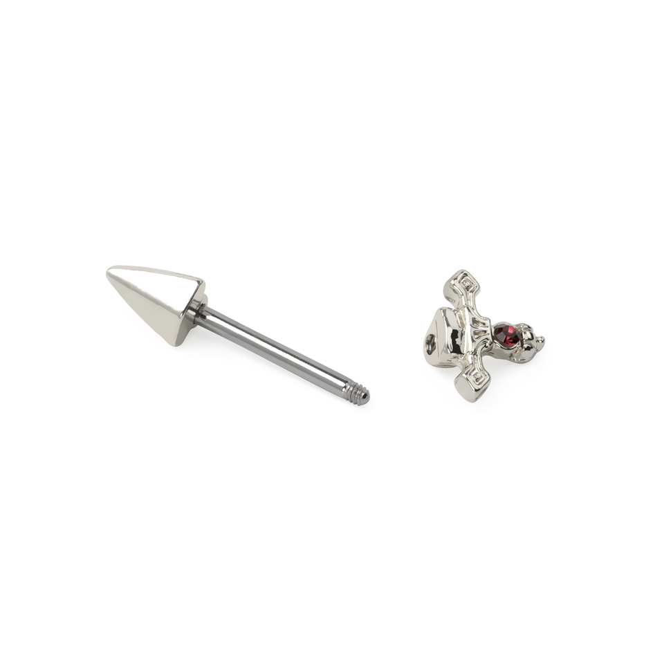Piercing al capezzolo a forma di pugnale