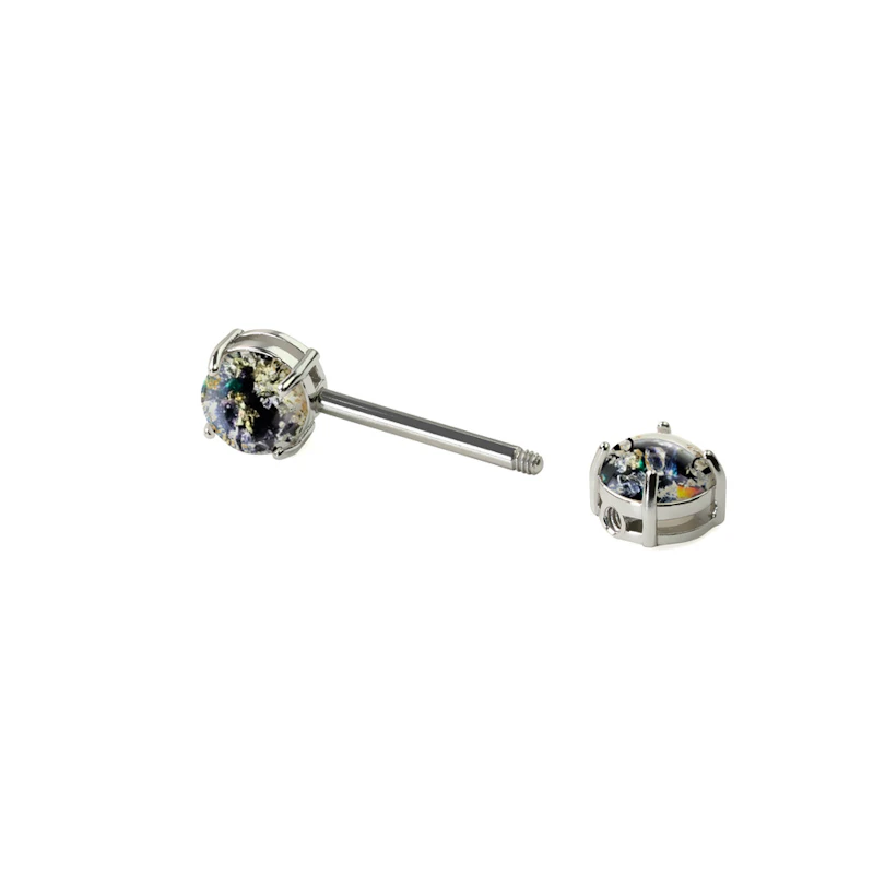 Piercing al petto con aspetto lavico