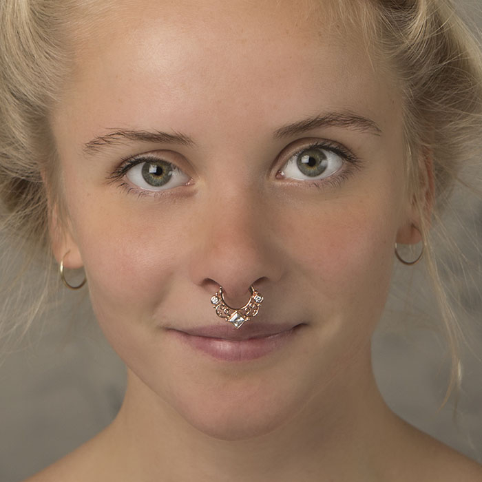 Piercing septum con intrecci e pietra quadrata