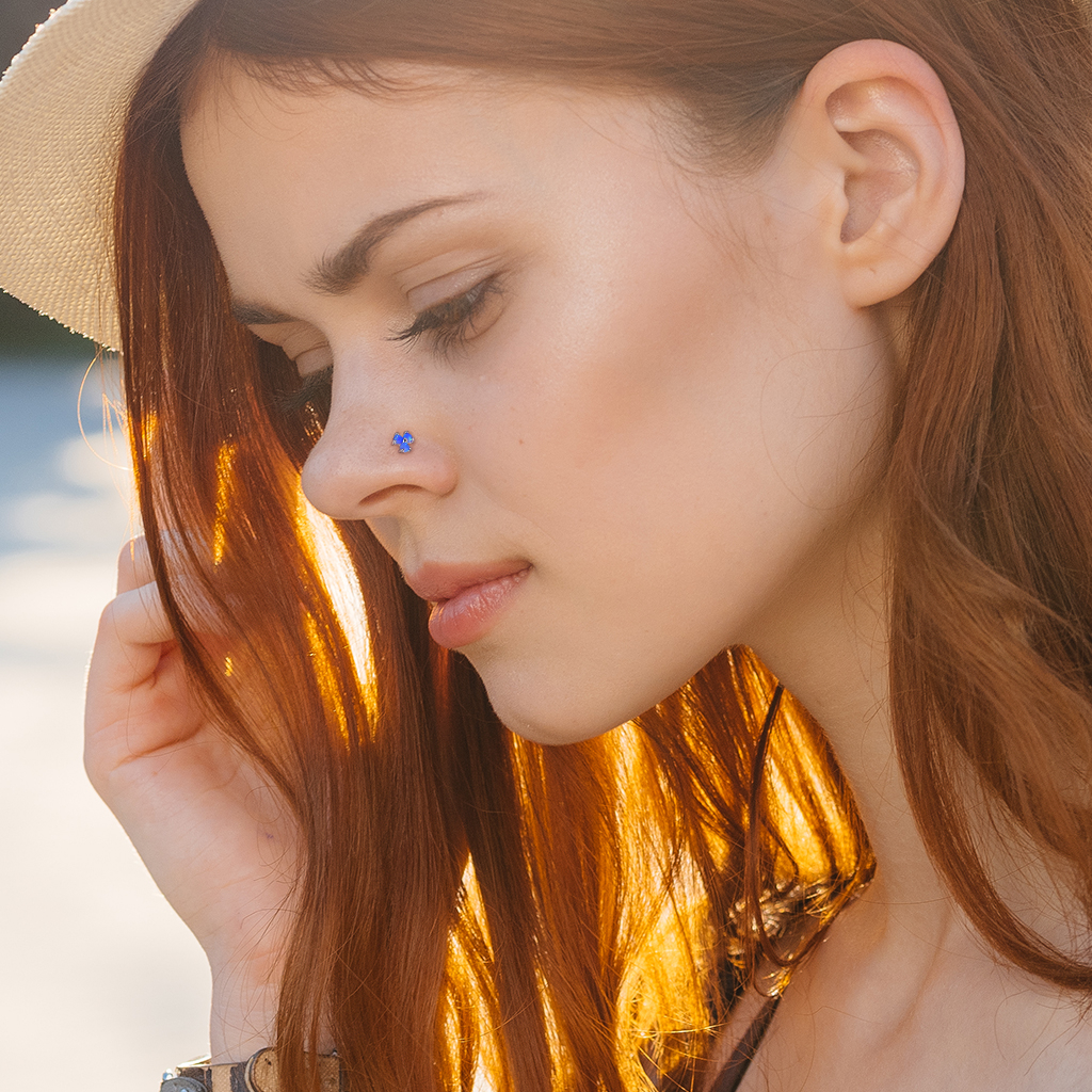 Piercing al naso a forma di L in oro 14 carati decorato con tre opali