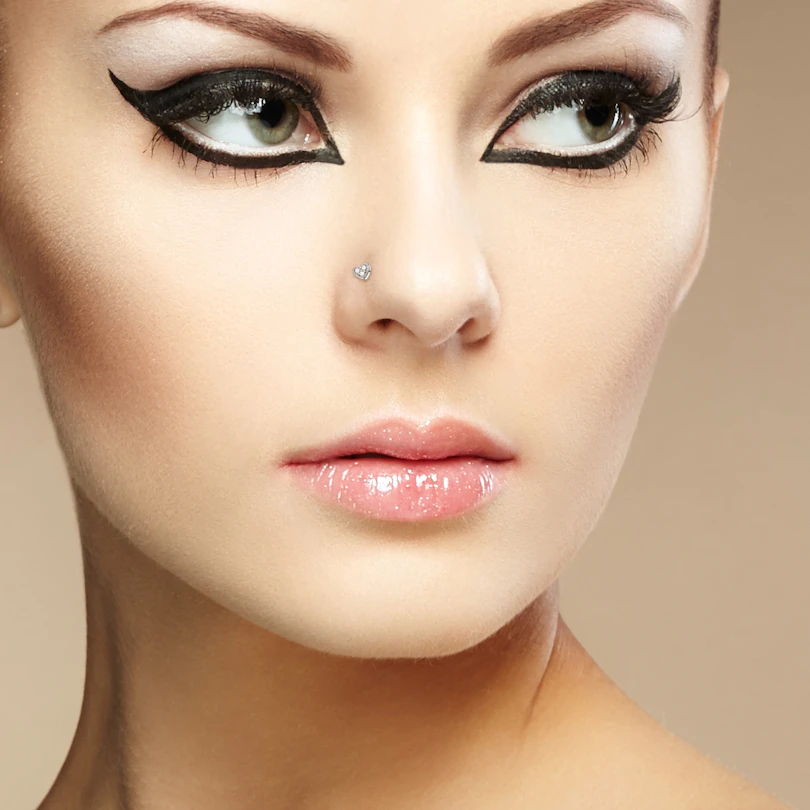Piercing al naso con cuore e tre pietre