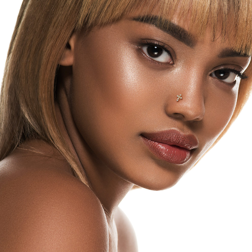 Piercing al naso in oro 14K con croce di pietre