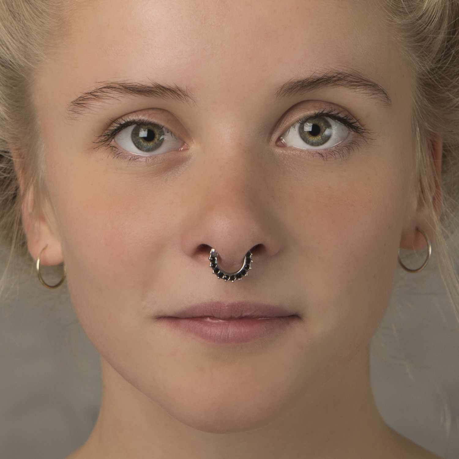 Septum con bordo tempestato di pietre