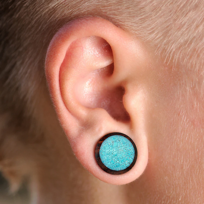 Plug di legno con pietra turquoise frantumata