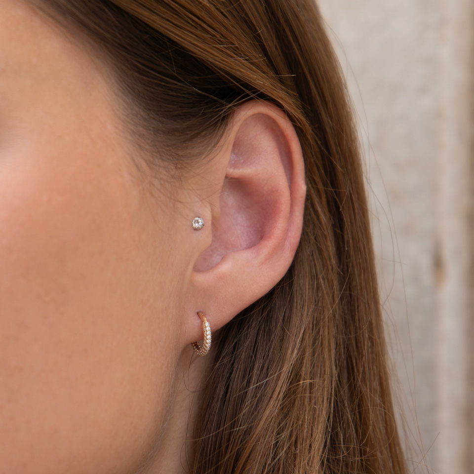 Cerchio con cardine in oro 14K tempestato di pietre rotonde