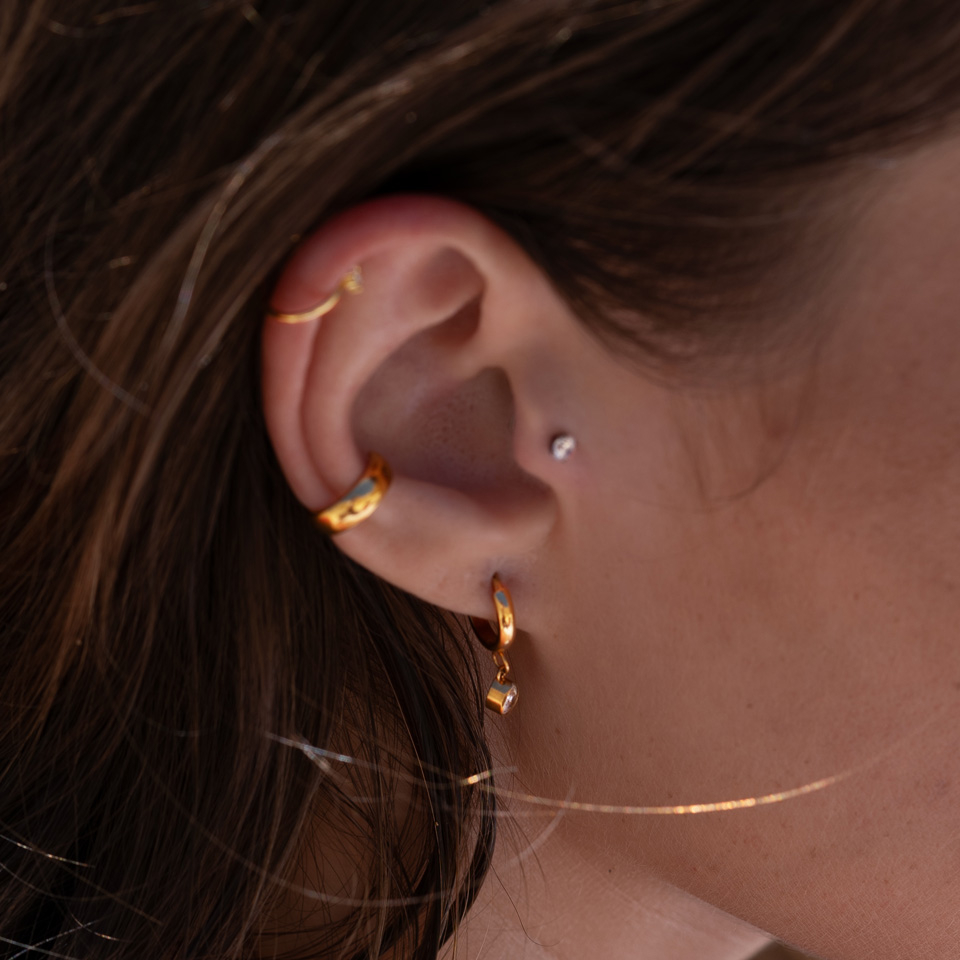 Cerchio in titanio con pendente a goccia