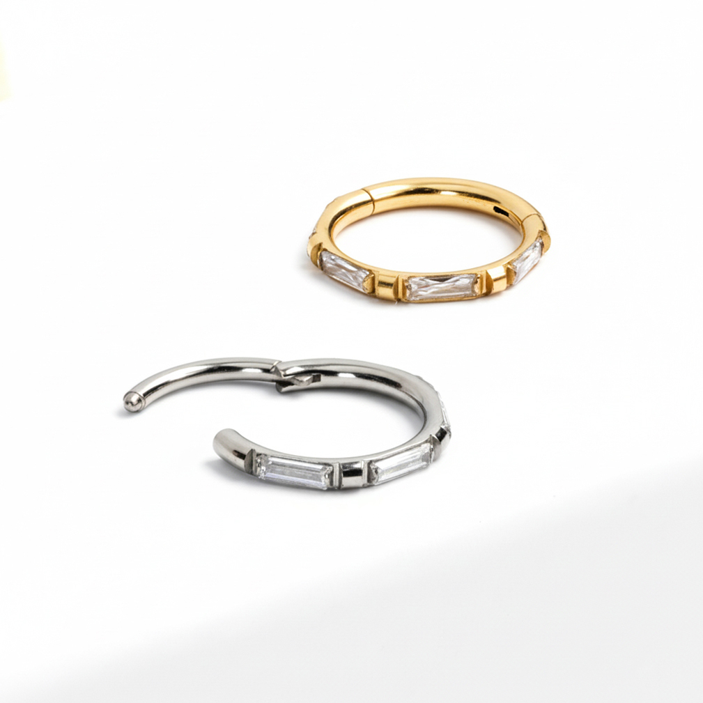 Cerchio in titanio con pietre taglio baguette