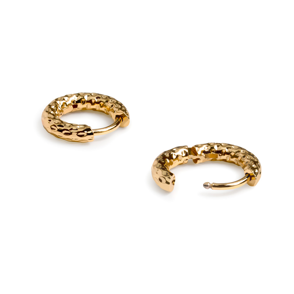 Paio di orecchini huggie con design martellato