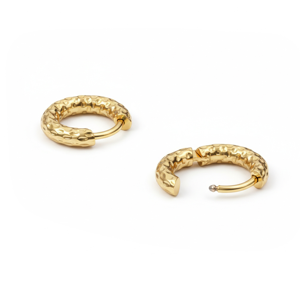 Paio di orecchini huggie con design martellato