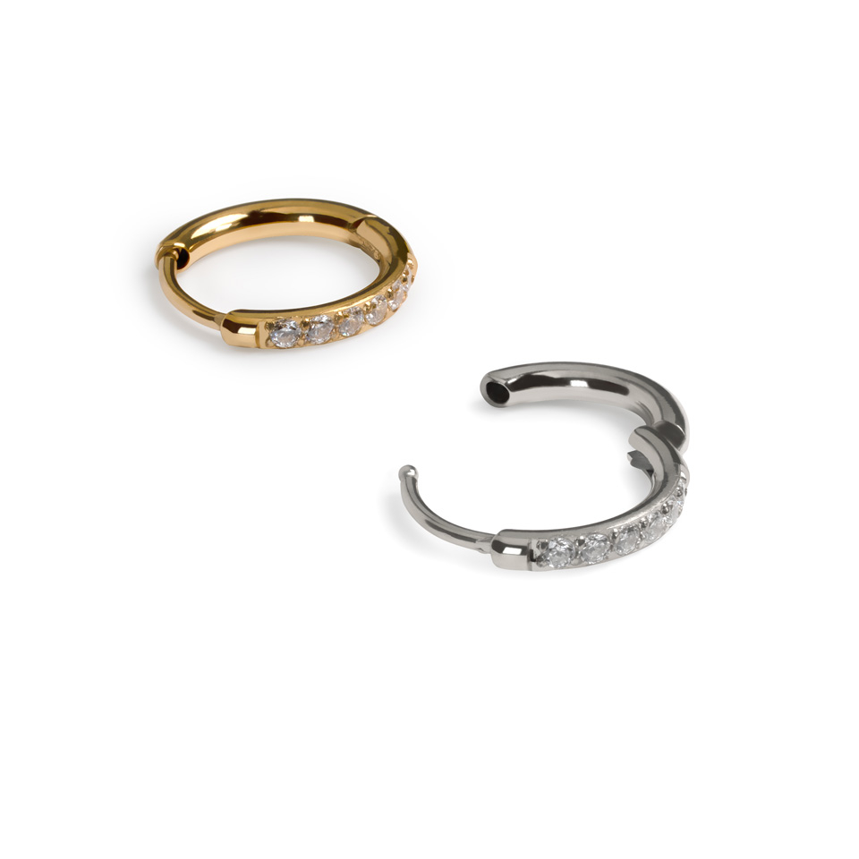 Paio di cerchi huggie in acciaio chirurgico con pietre