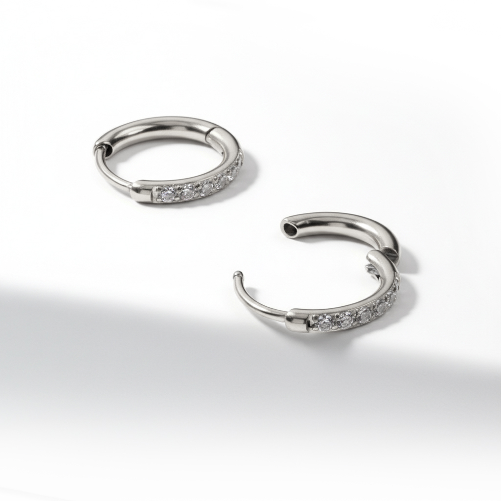 Paio di cerchi huggie in acciaio chirurgico con pietre