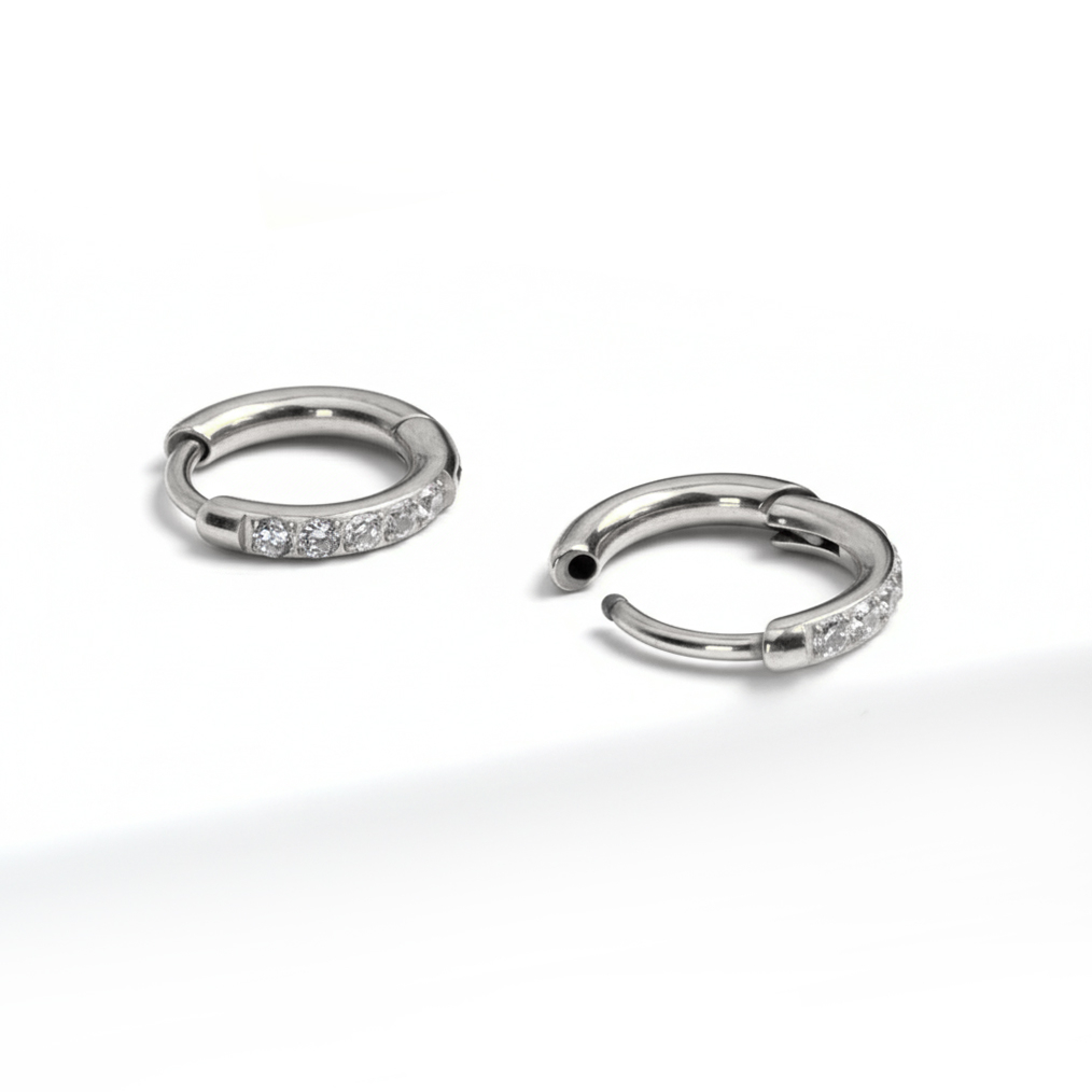 Coppia di cerchi huggie in titanio con pietre