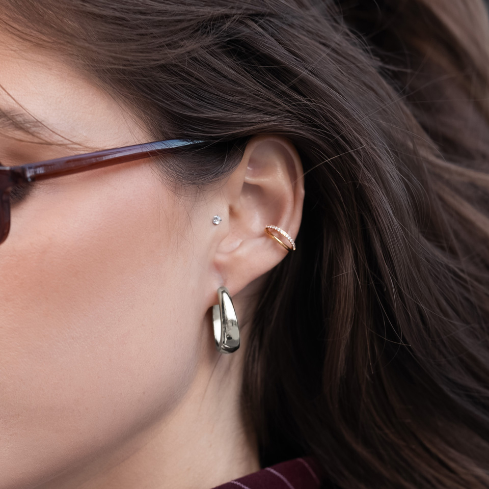 Cerchio doppio in titanio con pietre incastonate su una fascia