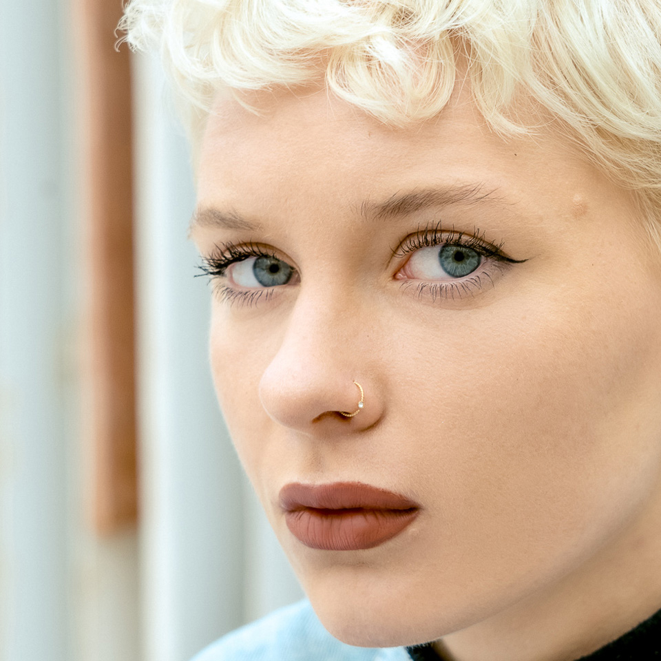 Cerchio intrecciato con pietra fissa