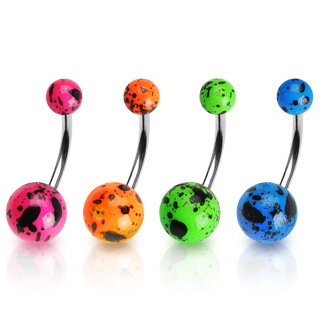 Piercing all'ombelico con macchie nere