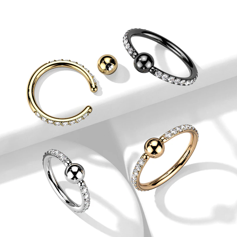 Captive bead ring in titanio con zirconi su ogni lato