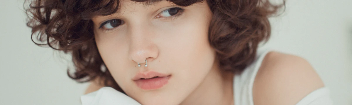 Tutto Sul Piercing Septum: Dolore, Procedura e Gioielli Adatti