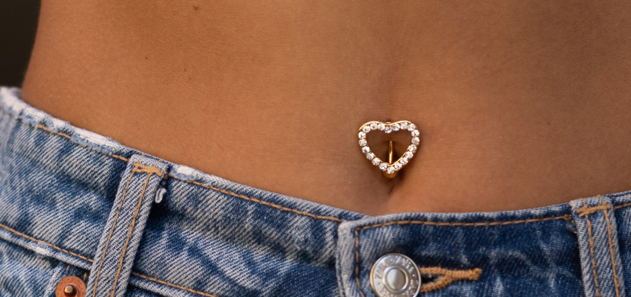 Come prendersi cura del piercing all'ombelico