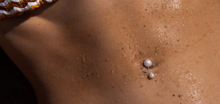 Guida per indossare gioielli da piercing in spiaggia