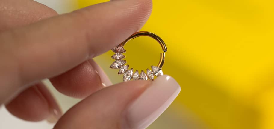 Aprire e Chiudere gli Anelli Da Piercing In Modo Sicuro