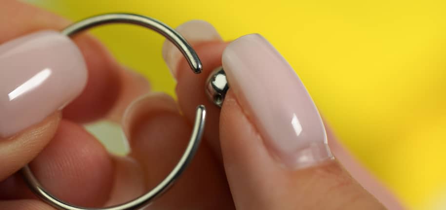Aprire e Chiudere i Cerchi Da Piercing In Modo Sicuro