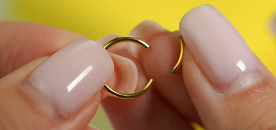 Aprire e Chiudere i Cerchi Da Piercing